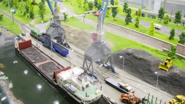 In moderne speelgoed stad kranen werken in de haven. — Stockvideo