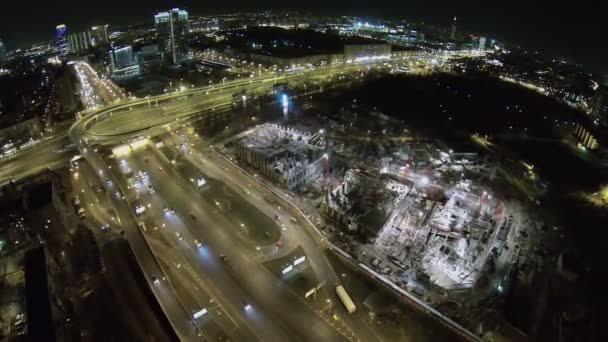 Stadsbild med trafik på natten — Stockvideo