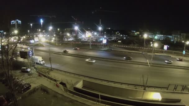 Уличное движение с подсветкой — стоковое видео