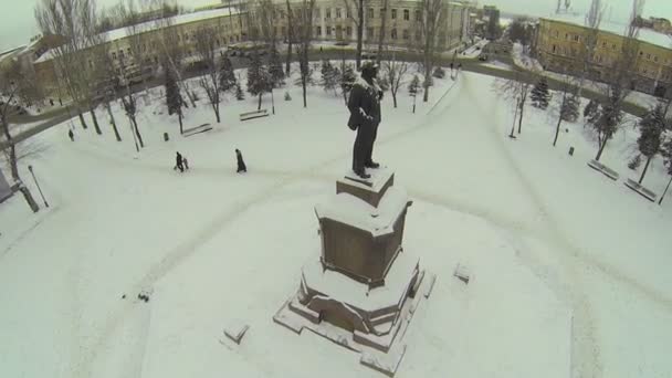Monument of V.I.Lenin with traffic — Stock Video