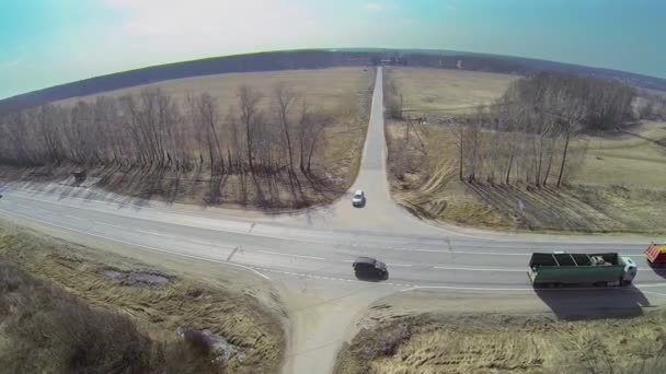 Coches paseo por el cruce de caminos — Vídeo de stock