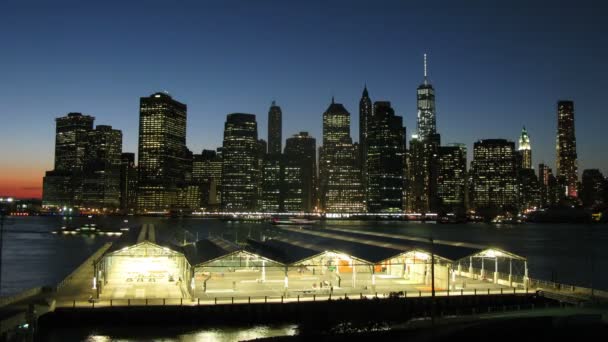 Река в ночном Манхэттене — стоковое видео