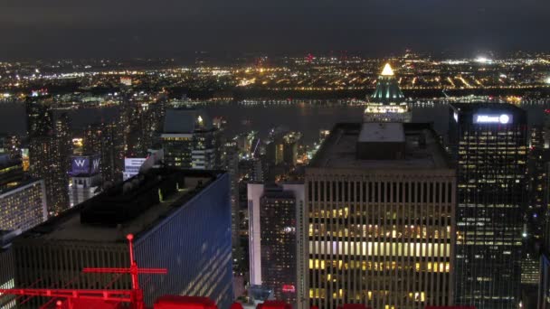 Fluss in der Nähe von Rockefeller Center in der Nacht. — Stockvideo