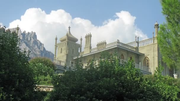 Clouds float over the Vorontsov Palace — Stock Video