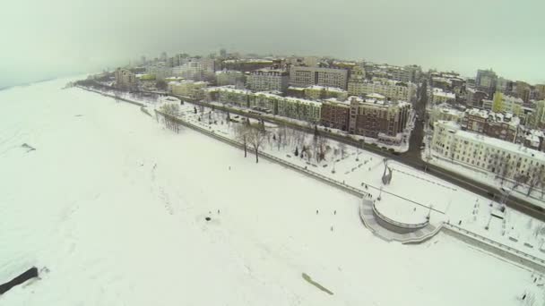 Traffico urbano sulla banchina del fiume innevato — Video Stock