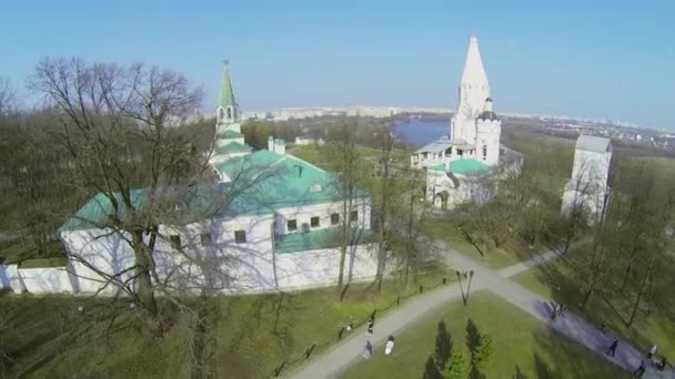 Museo preservar Kolomenskoe con la Iglesia — Vídeos de Stock