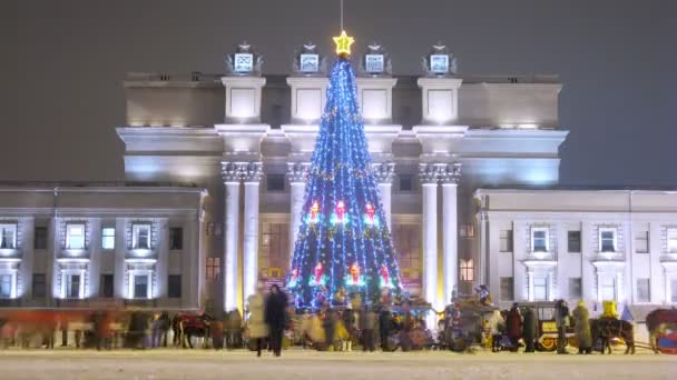 Menschen gehen auf dem Platz von Kuibyschew — Stockvideo
