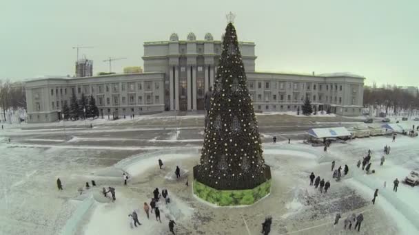 Рождественская елка на Куйбышевской площади — стоковое видео