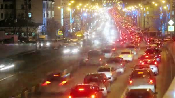 Tráfico en la calle nocturna — Vídeo de stock