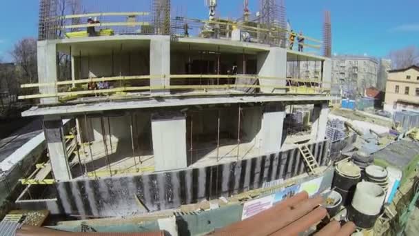 Inşaatçılar inşaat alanında çalışmak — Stok video