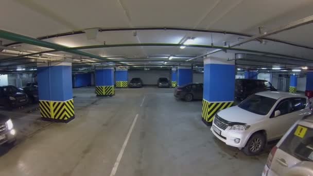 Подземная парковка с машинами — стоковое видео