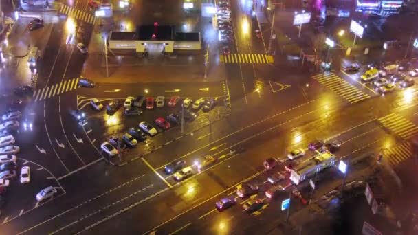 Crosswalk, tráfico cerca de la entrada al metro — Vídeo de stock