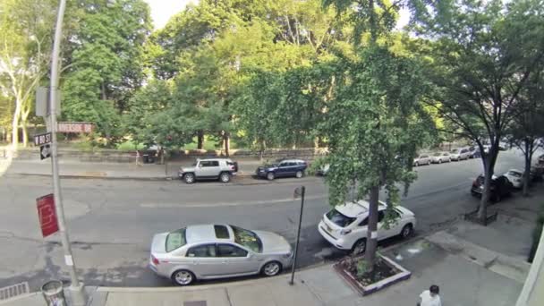 Вид з вікна на вулицю Ріверсайд. — стокове відео