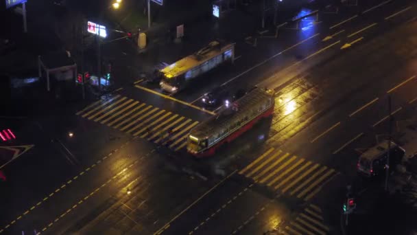 Fußgängerüberweg, Verkehr in der Nähe moderner Gebäude — Stockvideo