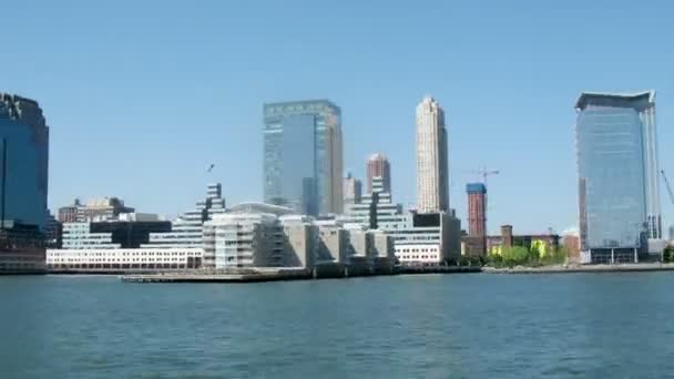 Onthullende skyline gezien vanuit de East River — Stockvideo