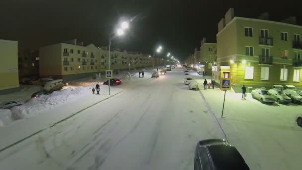 Občané a auta na osvětlené ulici — Stock video