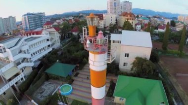 Quay beacon yakınındaki insanlar yürümek 