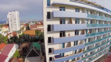 Hotel Paraiso balkon kürsüye turist 