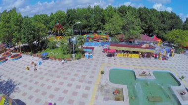 Renkli döner mekanizmalar ile eğlence parkı 