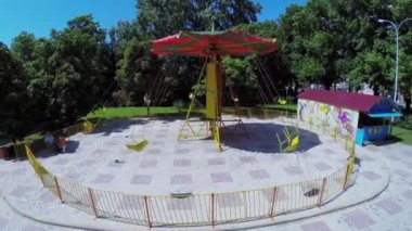 Çocuklar spin üzerinde carousel ile anne 