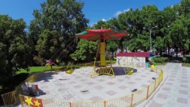 Atlıkarınca üstünde çember çocuklar ile anne