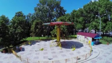 Atlıkarınca çocuklar ile anne