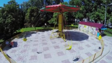 Çocuk döner atlıkarınca üstünde