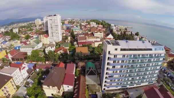 Прибрежный город в летний пасмурный день — стоковое видео