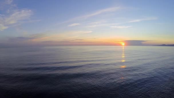 Meereslandschaft mit Sonne und Berg am Horizont — Stockvideo