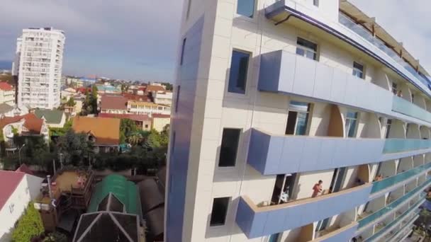 Personnes sur les balcons de l'hôtel Paraiso — Video