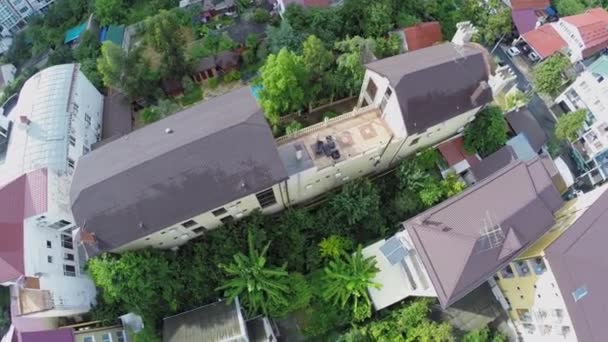 Plantas entre casas en la ciudad del sur — Vídeo de stock