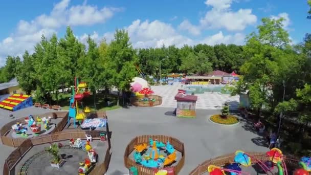 Carrousel draait in attractiepark — Stockvideo