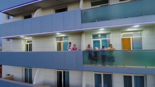 Ludzie stoją na balkon Hotel — Wideo stockowe