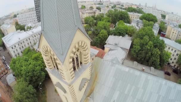 Колокольня евангелическо-лютеранского собора . — стоковое видео