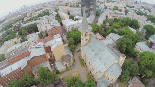 City panorama met Evangelische Lutherse kathedraal — Stockvideo