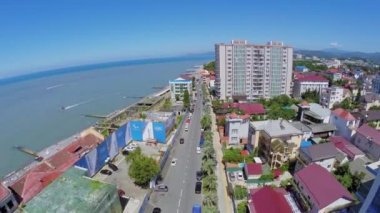 Deniz beach yakınındaki küçük Caddesi üzerinde trafik 