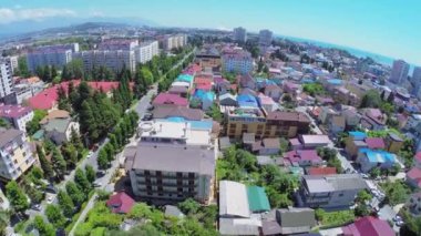 Otel güneşli gün ile kıyı kenti