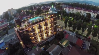 Işıklı otel ile kıyı kenti Panoraması