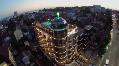 Havuzu üzerinde otel Parlatıcı Evin çatısı