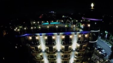  Otelin çatı havuzunda 