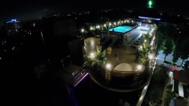 La gente baila y nada en la piscina — Vídeos de Stock