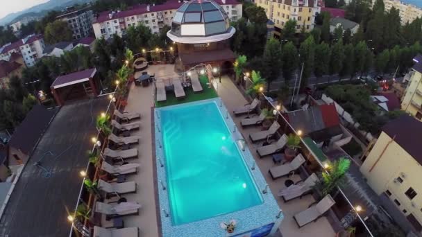 Zwembad op dak van hotel op zomeravond — Stockvideo