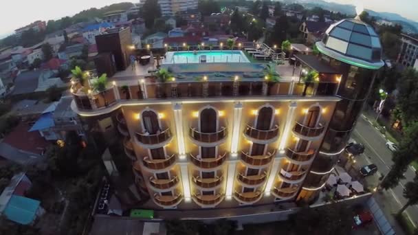 屋根と照明のプール付きホテル — ストック動画