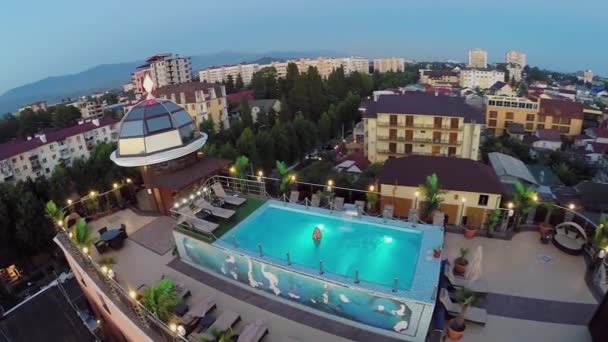 Woman swim in pool on roof — Stock Video