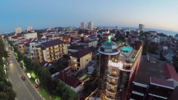 Tráfego de rua perto do hotel Shine House — Vídeo de Stock