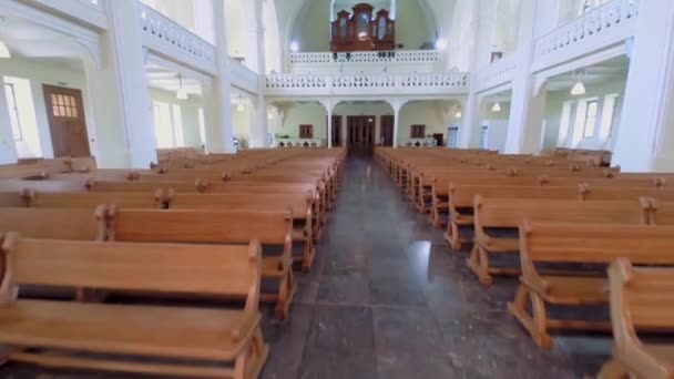 Houten bankjes in Evangelische Lutherse kathedraal — Stockvideo