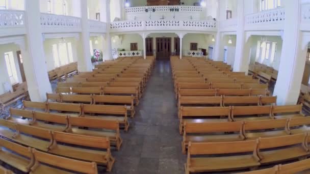 Panche e organo nella cattedrale evangelica luterana — Video Stock