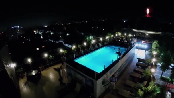 As pessoas nadam na piscina no telhado — Vídeo de Stock