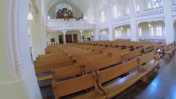 Houten bankjes in Evangelische Lutherse kathedraal — Stockvideo