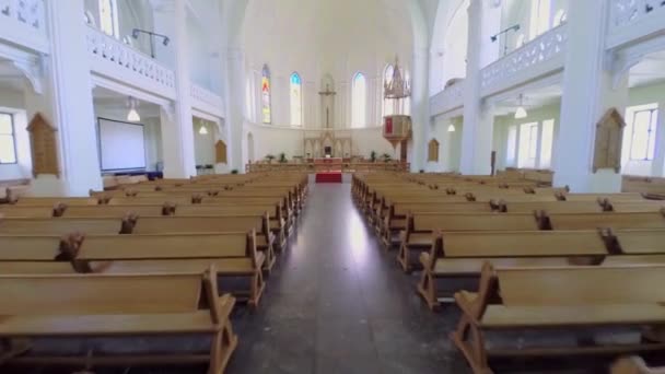Corridoio e altare nella cattedrale evangelica luterana — Video Stock